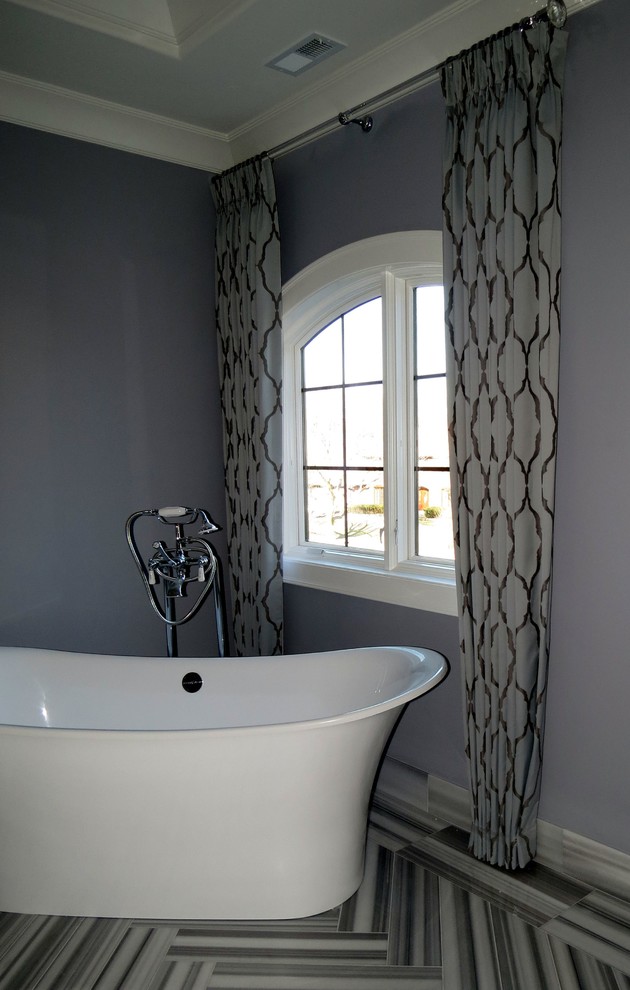 Idéer för mellanstora funkis en-suite badrum, med ett fristående badkar, grå väggar och ljust trägolv