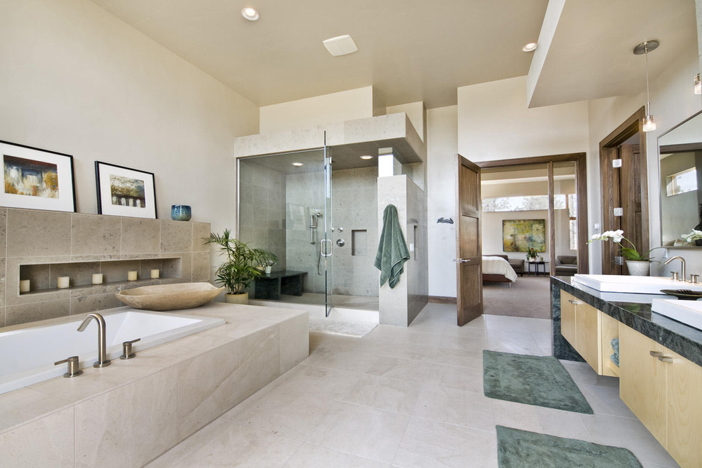 Modernes Badezimmer mit Aufsatzwaschbecken, flächenbündigen Schrankfronten, hellen Holzschränken, Einbaubadewanne, Eckdusche und beigen Fliesen in Denver