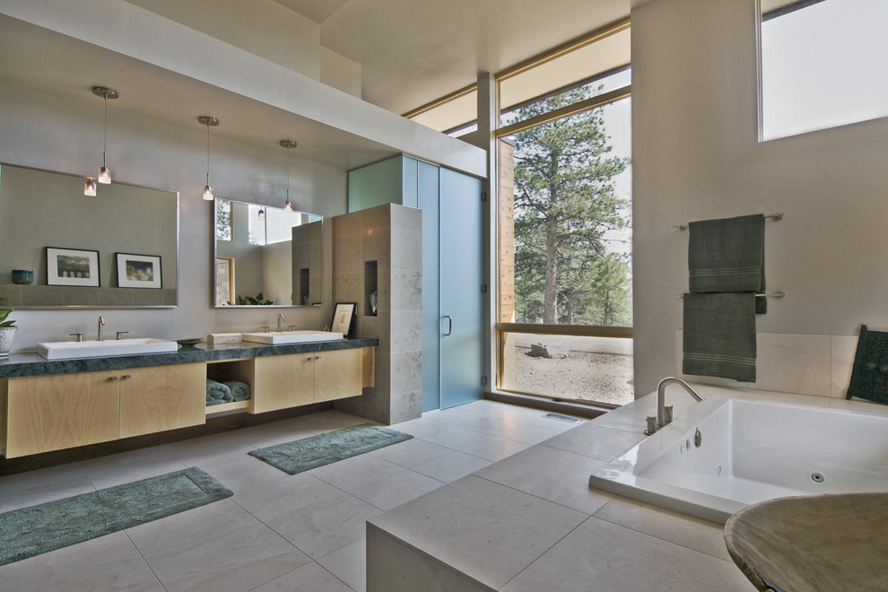 デンバーにあるモダンスタイルのおしゃれな浴室 (オーバーカウンターシンク、ドロップイン型浴槽) の写真