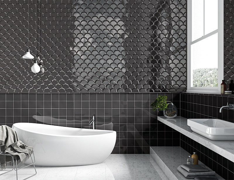 На фото: огромная главная ванная комната в стиле модернизм с монолитной раковиной, открытыми фасадами, белыми фасадами, мраморной столешницей, черной плиткой, керамической плиткой, черными стенами, мраморным полом и отдельно стоящей ванной с