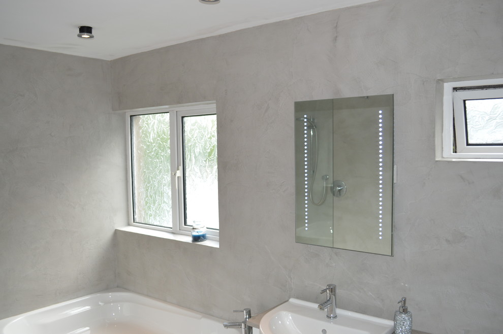 Diseño de cuarto de baño actual con baldosas y/o azulejos grises y baldosas y/o azulejos de cemento