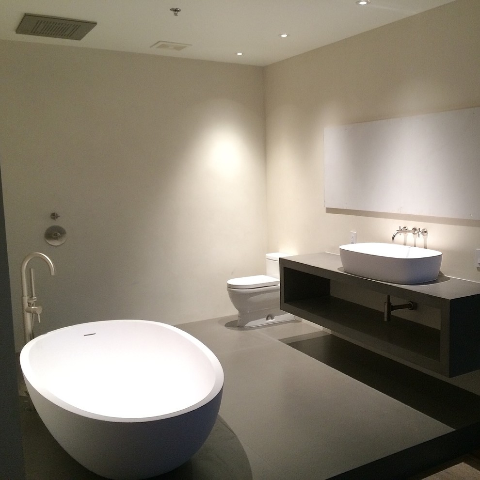Exempel på ett mellanstort modernt en-suite badrum, med öppna hyllor, grå skåp, ett fristående badkar, en öppen dusch, en toalettstol med hel cisternkåpa, ett fristående handfat, vita väggar, betonggolv och bänkskiva i betong