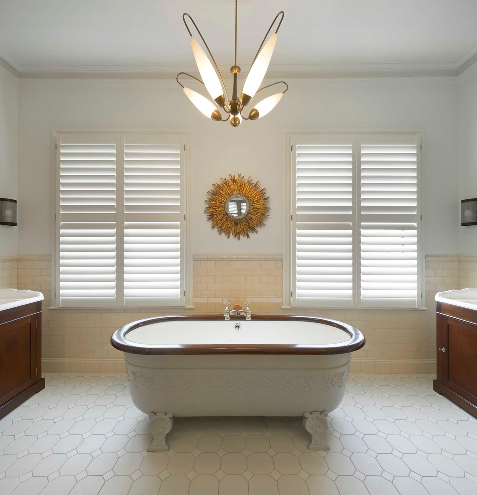Cette photo montre une salle de bain moderne avec une baignoire indépendante.