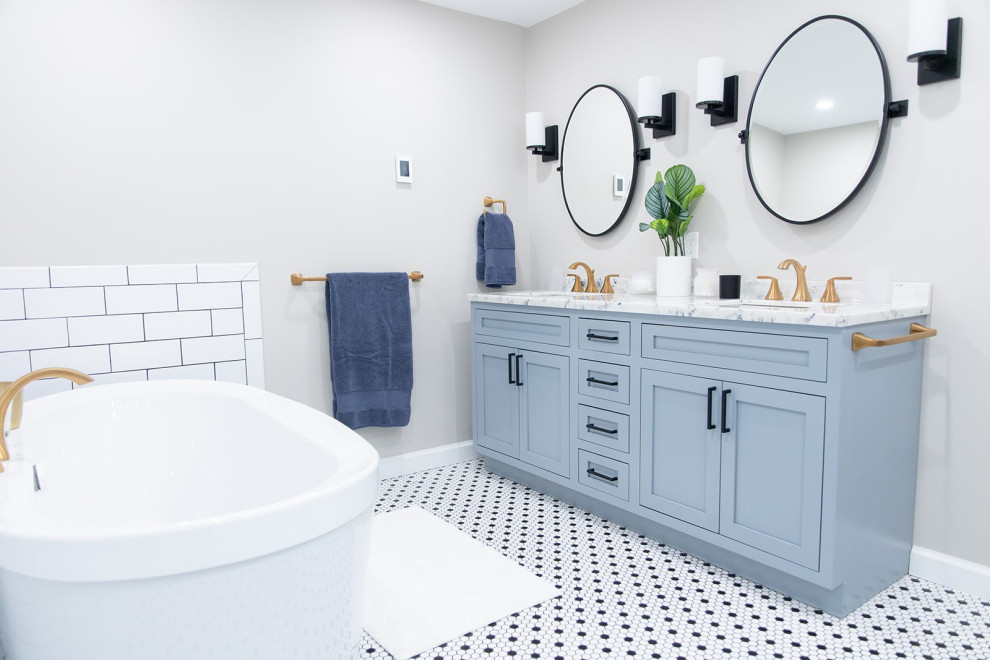 Foto på ett mellanstort funkis flerfärgad en-suite badrum, med skåp i shakerstil, grå skåp, ett fristående badkar, ett undermonterad handfat, bänkskiva i akrylsten och flerfärgat golv