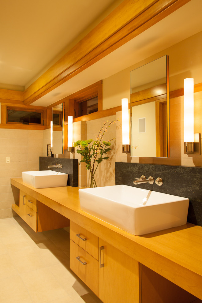 На фото: ванная комната в стиле модернизм с столешницей из дерева