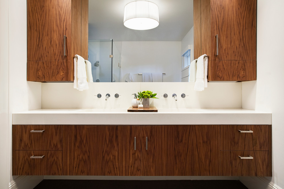 Foto de cuarto de baño minimalista con armarios con paneles lisos y puertas de armario de madera en tonos medios
