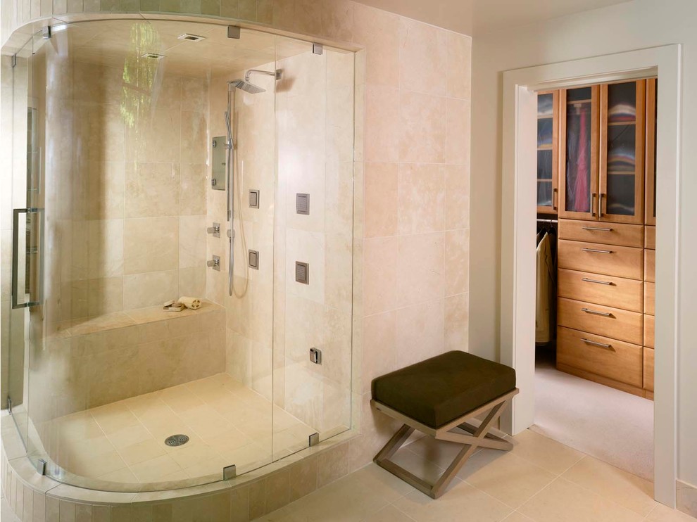 Стильный дизайн: большая главная ванная комната в современном стиле с плоскими фасадами, белыми фасадами, угловым душем, бежевой плиткой, каменной плиткой, белыми стенами, полом из керамогранита, настольной раковиной и стеклянной столешницей - последний тренд