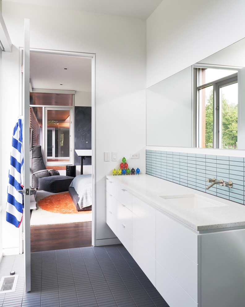 Modelo de cuarto de baño infantil minimalista con baldosas y/o azulejos de cemento