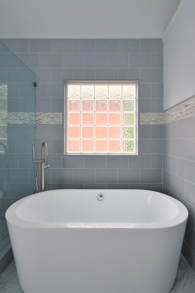 Источник вдохновения для домашнего уюта: ванная комната в стиле модернизм с отдельно стоящей ванной