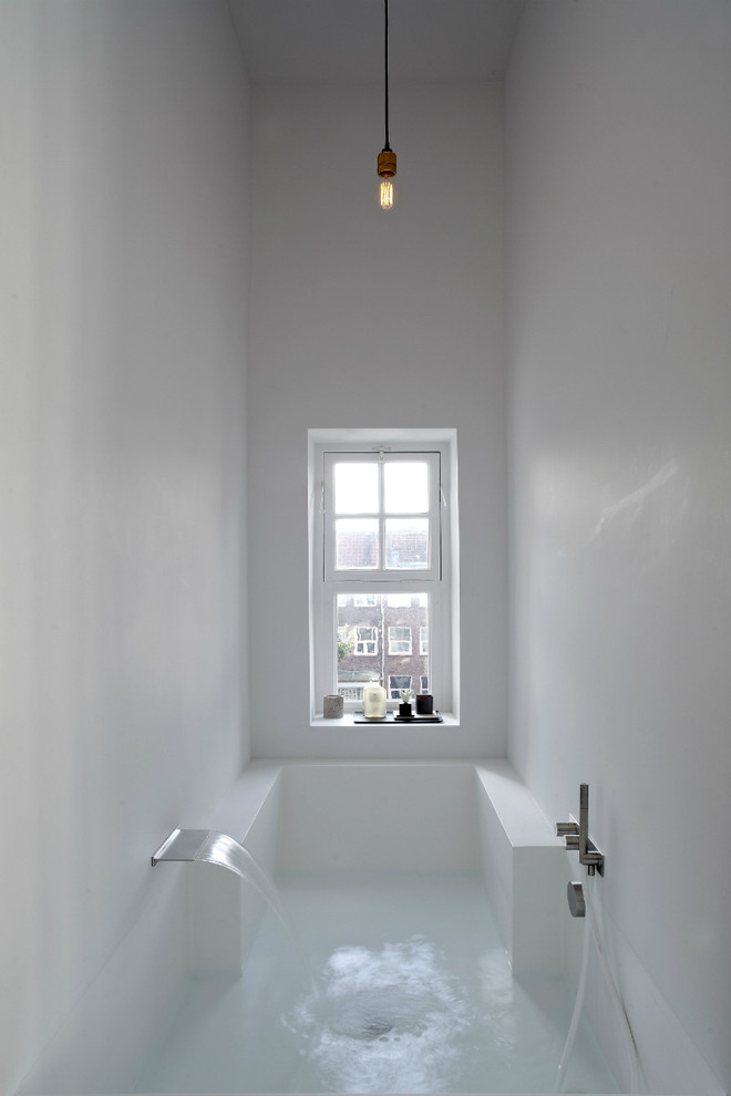 Idées déco pour une petite salle de bain principale moderne avec un bain bouillonnant, un combiné douche/baignoire et un mur blanc.