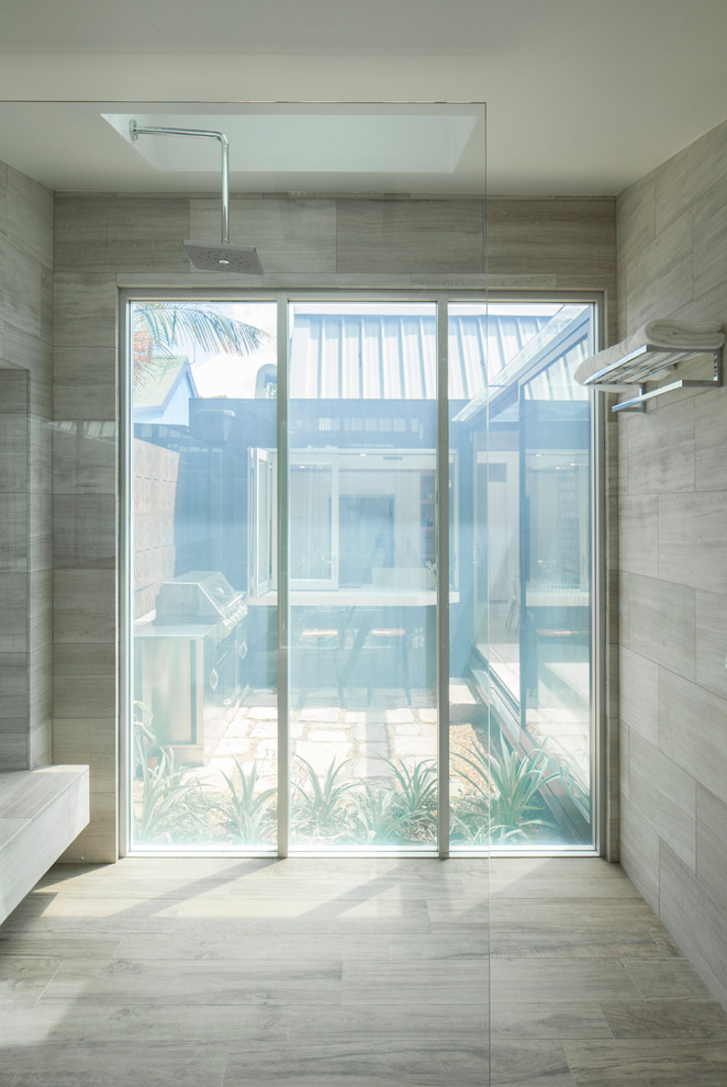 Cette photo montre une salle de bain moderne avec une douche à l'italienne.