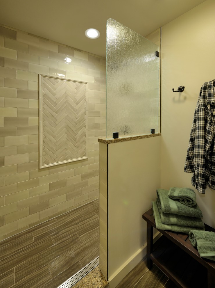 Idéer för mellanstora vintage en-suite badrum, med luckor med infälld panel, skåp i mellenmörkt trä, en öppen dusch, beige kakel, porslinskakel, vita väggar, klinkergolv i porslin, ett undermonterad handfat, granitbänkskiva, brunt golv, med dusch som är öppen och ett urinoar