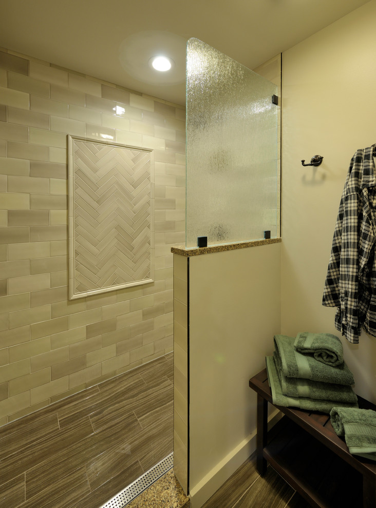 Foto på ett mellanstort vintage en-suite badrum, med luckor med infälld panel, skåp i mellenmörkt trä, en öppen dusch, beige kakel, porslinskakel, vita väggar, klinkergolv i porslin, ett undermonterad handfat, granitbänkskiva, brunt golv, med dusch som är öppen och ett urinoar