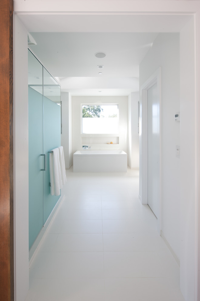 Exemple d'une salle de bain principale moderne de taille moyenne avec une douche d'angle, des carreaux de céramique, un mur blanc, un sol en carrelage de céramique et une baignoire indépendante.