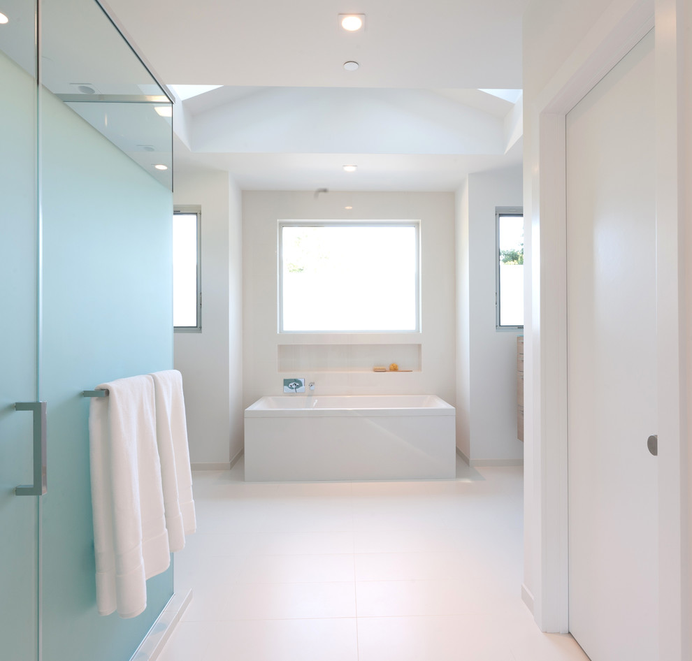 Idee per una grande stanza da bagno padronale minimalista con vasca freestanding, doccia ad angolo, piastrelle bianche, piastrelle in ceramica, pareti bianche e pavimento con piastrelle in ceramica