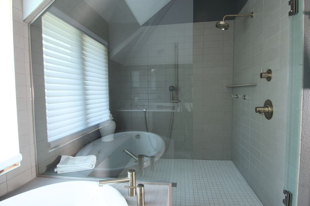 Exemple d'une grande salle de bain principale moderne en bois foncé avec un lavabo encastré, un placard à porte shaker, un plan de toilette en quartz modifié, une baignoire posée, une douche double, WC à poser, un carrelage gris, des carreaux en allumettes, un mur gris et un sol en carrelage de porcelaine.