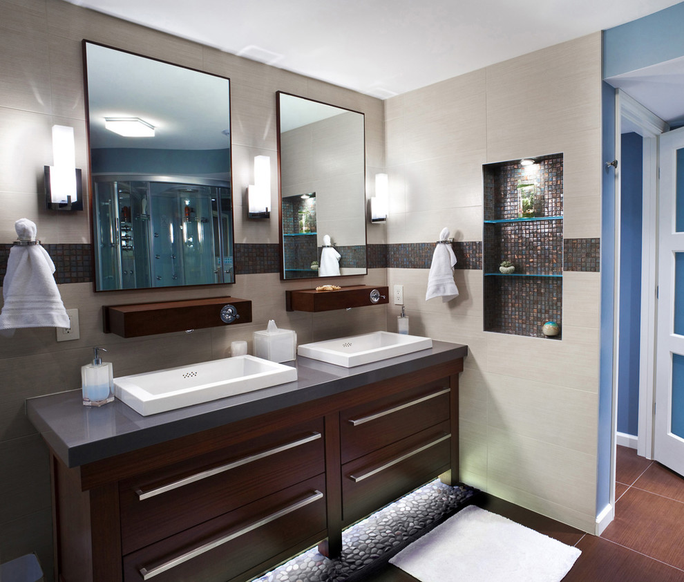Bild på ett stort funkis en-suite badrum, med ett nedsänkt handfat, möbel-liknande, skåp i mörkt trä, bänkskiva i kvarts, flerfärgad kakel, mosaik, flerfärgade väggar och klinkergolv i porslin