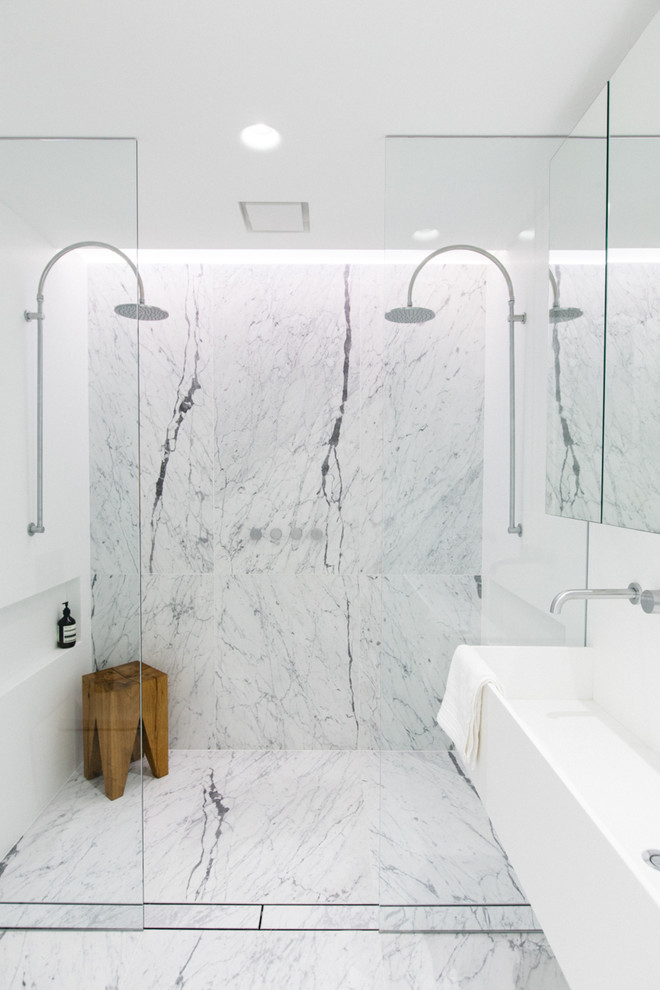 Пример оригинального дизайна: главная ванная комната в стиле модернизм с двойным душем, белыми стенами и раковиной с несколькими смесителями