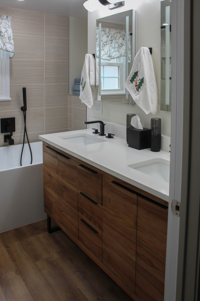 Exempel på ett mellanstort modernt vit vitt badrum för barn, med möbel-liknande, skåp i mellenmörkt trä, ett fristående badkar, en hörndusch, beige kakel, cementkakel, vita väggar, ljust trägolv, ett undermonterad handfat, bänkskiva i kvartsit, beiget golv och dusch med gångjärnsdörr
