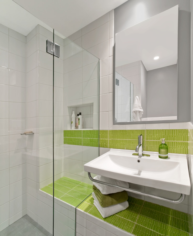 Foto di una stanza da bagno minimalista con lavabo sospeso e piastrelle verdi