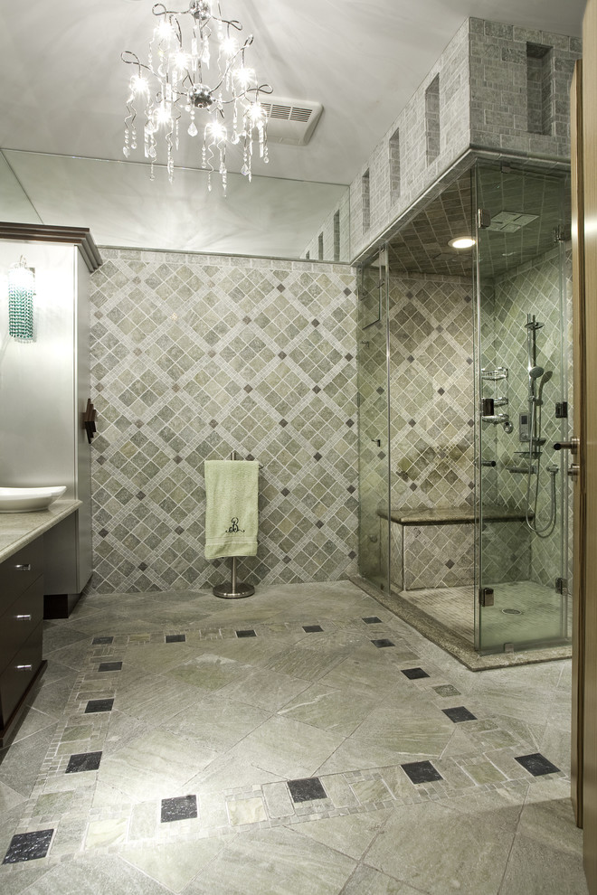 Свежая идея для дизайна: главная ванная комната среднего размера в стиле модернизм с плоскими фасадами, серыми фасадами, угловым душем, унитазом-моноблоком, бежевой плиткой, плиткой мозаикой, бежевыми стенами, полом из травертина, настольной раковиной и столешницей из ламината - отличное фото интерьера