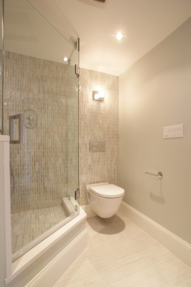 Ejemplo de cuarto de baño minimalista con ducha esquinera, baldosas y/o azulejos de cemento y sanitario de pared