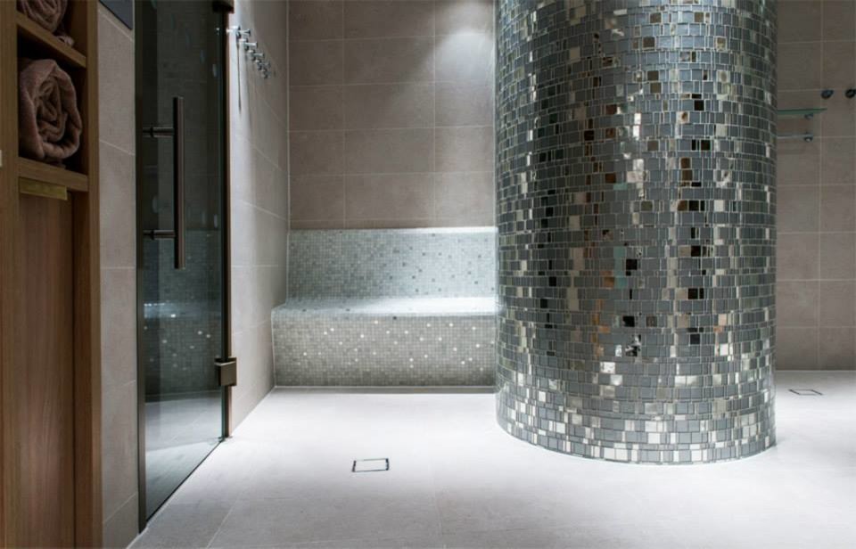 Inspiration för ett mellanstort funkis badrum, med en kantlös dusch, grå kakel, glaskakel, marmorgolv och grå väggar