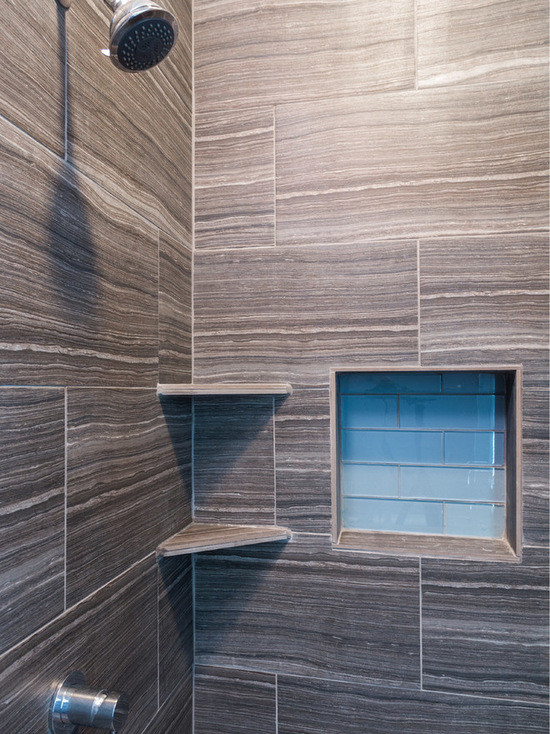 Идея дизайна: главная ванная комната среднего размера в стиле модернизм с фасадами в стиле шейкер, темными деревянными фасадами, ванной в нише, душем в нише, раздельным унитазом, коричневой плиткой, керамической плиткой, синими стенами, полом из керамической плитки, врезной раковиной и мраморной столешницей