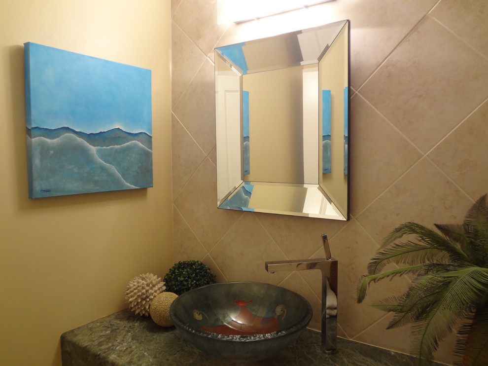 На фото: маленькая ванная комната в стиле неоклассика (современная классика) с душевой кабиной для на участке и в саду