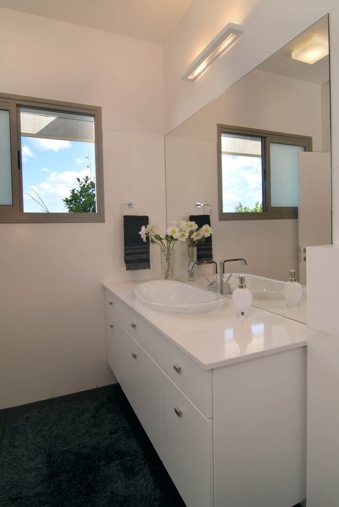 Foto de cuarto de baño moderno con lavabo encastrado
