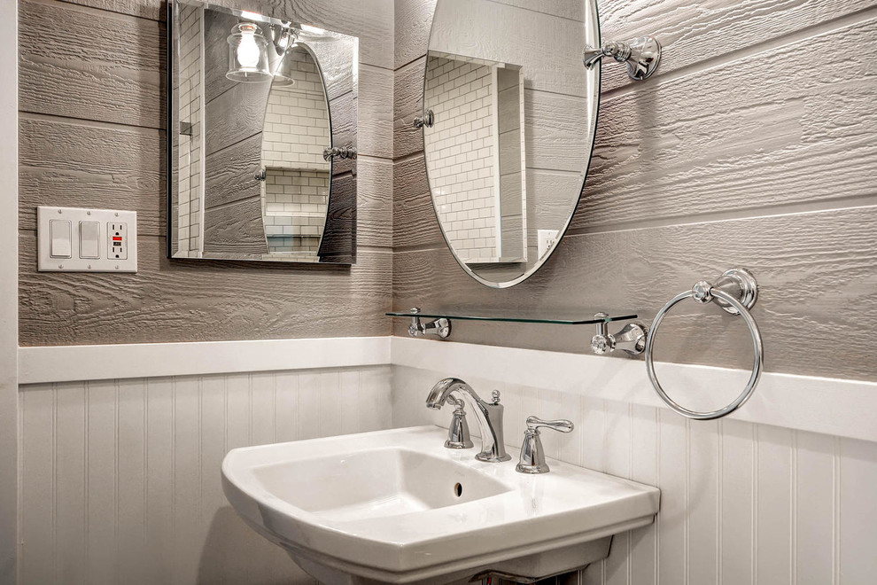 Aménagement d'une petite salle d'eau moderne avec une baignoire en alcôve, un combiné douche/baignoire, WC à poser, un carrelage blanc, un carrelage métro, un mur gris, un sol en bois brun, un lavabo de ferme et un plan de toilette en surface solide.