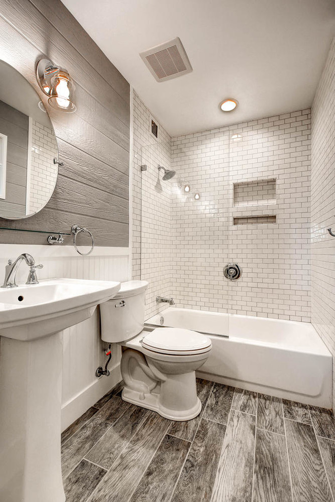 Esempio di una piccola stanza da bagno padronale minimalista con vasca ad alcova, vasca/doccia, WC a due pezzi, piastrelle bianche, piastrelle in gres porcellanato, pareti grigie, pavimento in gres porcellanato e lavabo a colonna