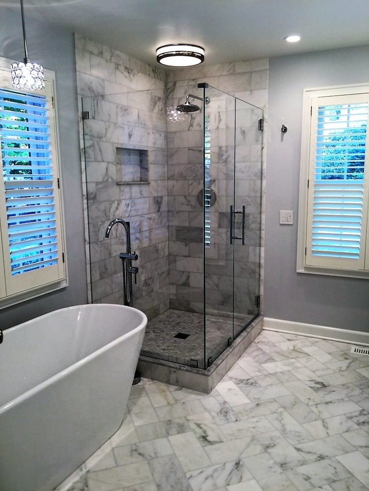Idéer för stora funkis en-suite badrum, med ett fristående badkar, grå kakel, marmorkakel, lila väggar, marmorgolv, grått golv, dusch med gångjärnsdörr, en hörndusch, vita skåp och skåp i shakerstil