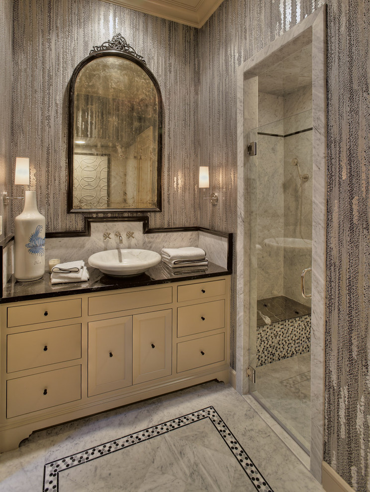 Imagen de cuarto de baño minimalista con lavabo sobreencimera