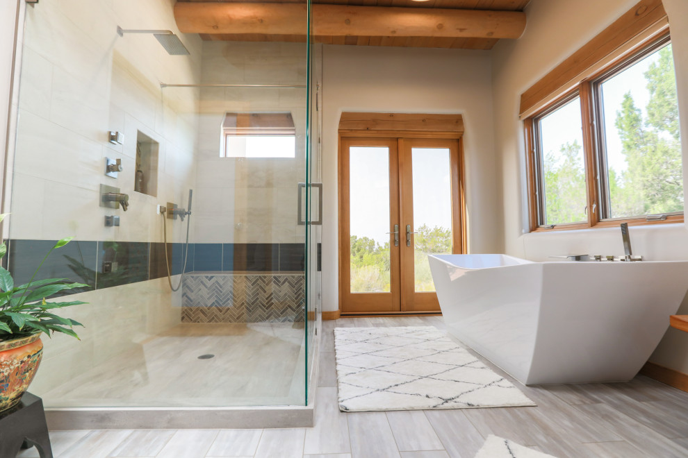 Стильный дизайн: большая главная ванная комната в стиле модернизм с отдельно стоящей ванной, двойным душем, бежевыми стенами, полом из плитки под дерево, серым полом и душем с распашными дверями - последний тренд