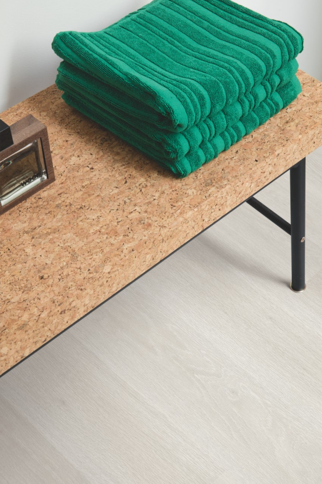 Cette image montre une salle de bain minimaliste avec sol en stratifié et un sol gris.