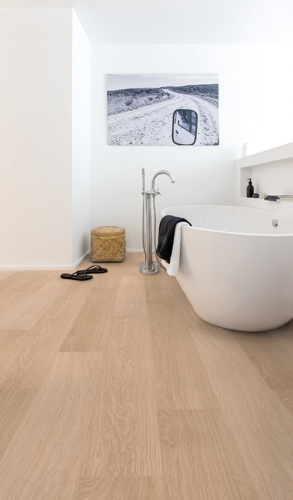 Mittelgroßes Modernes Badezimmer En Suite mit freistehender Badewanne, weißer Wandfarbe, Laminat und beigem Boden in Sonstige
