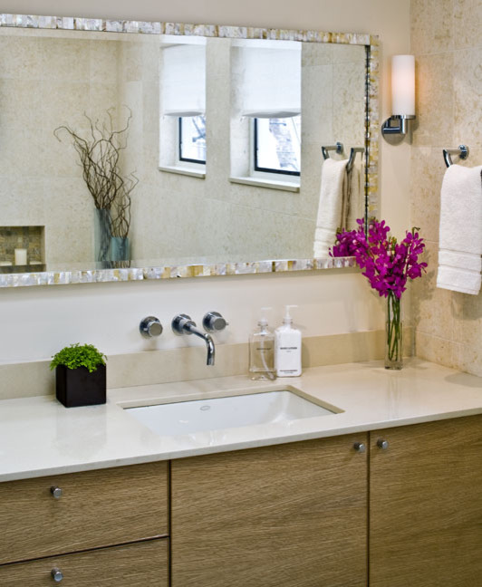На фото: ванная комната в стиле модернизм с плоскими фасадами, фасадами цвета дерева среднего тона, бежевой плиткой, бежевыми стенами, накладной раковиной и столешницей из кварцита