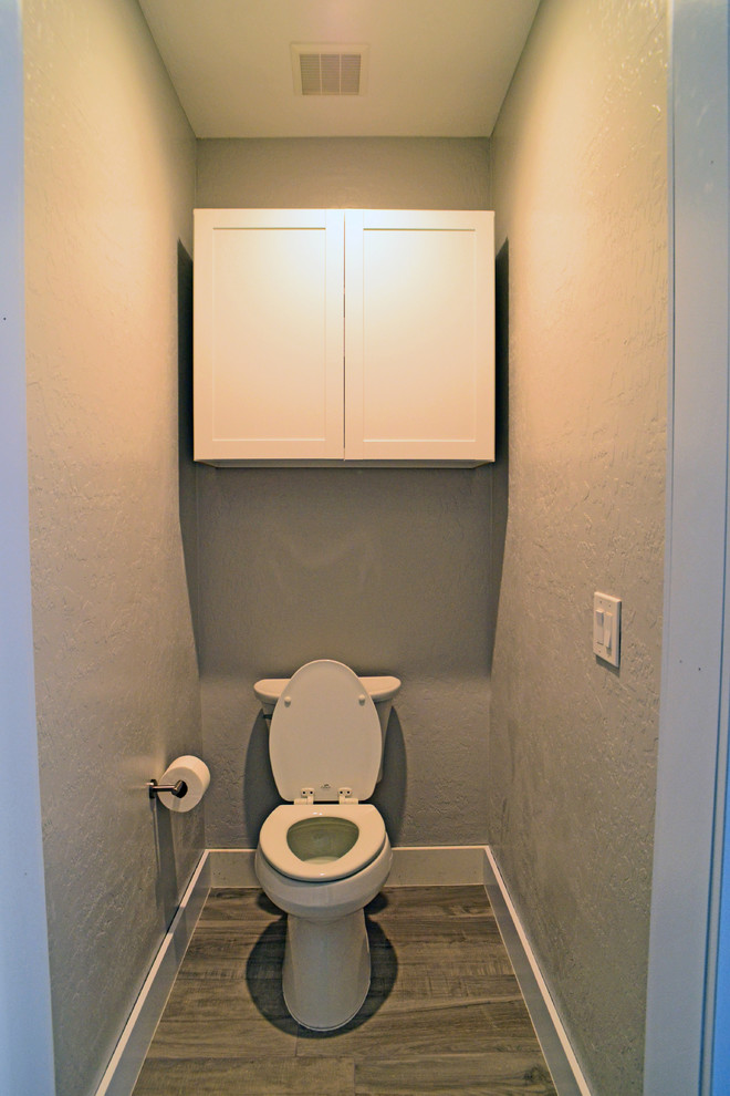 На фото: туалет в стиле неоклассика (современная классика)