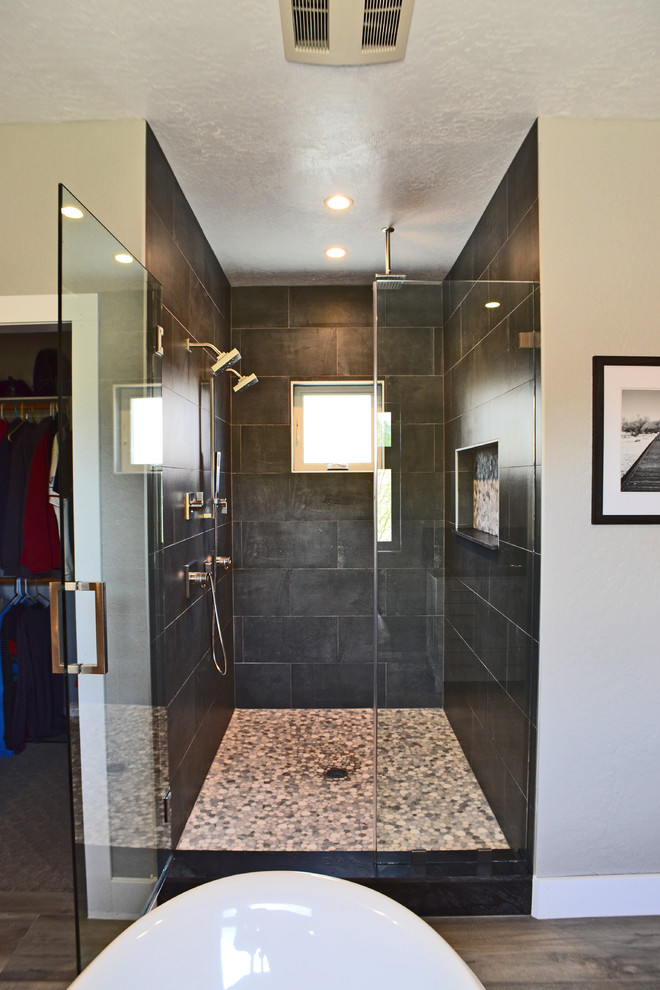 Idéer för vintage en-suite badrum, med skåp i shakerstil, vita skåp, ett fristående badkar, en dusch i en alkov, svart kakel, porslinskakel, grå väggar, ett undermonterad handfat, en toalettstol med separat cisternkåpa, klinkergolv i porslin och granitbänkskiva