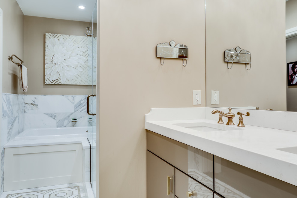 Diseño de cuarto de baño clásico renovado con bañera encastrada, ducha esquinera, lavabo bajoencimera, encimera de cuarzo compacto y ducha abierta