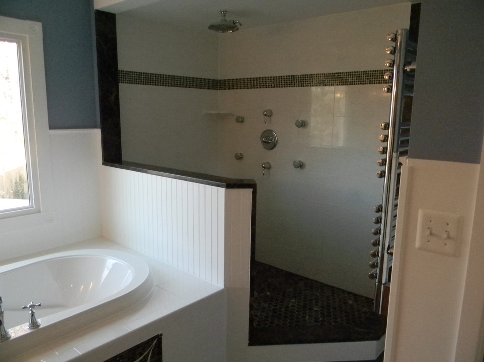 Свежая идея для дизайна: большая главная ванная комната в современном стиле с накладной ванной, открытым душем и синими стенами - отличное фото интерьера