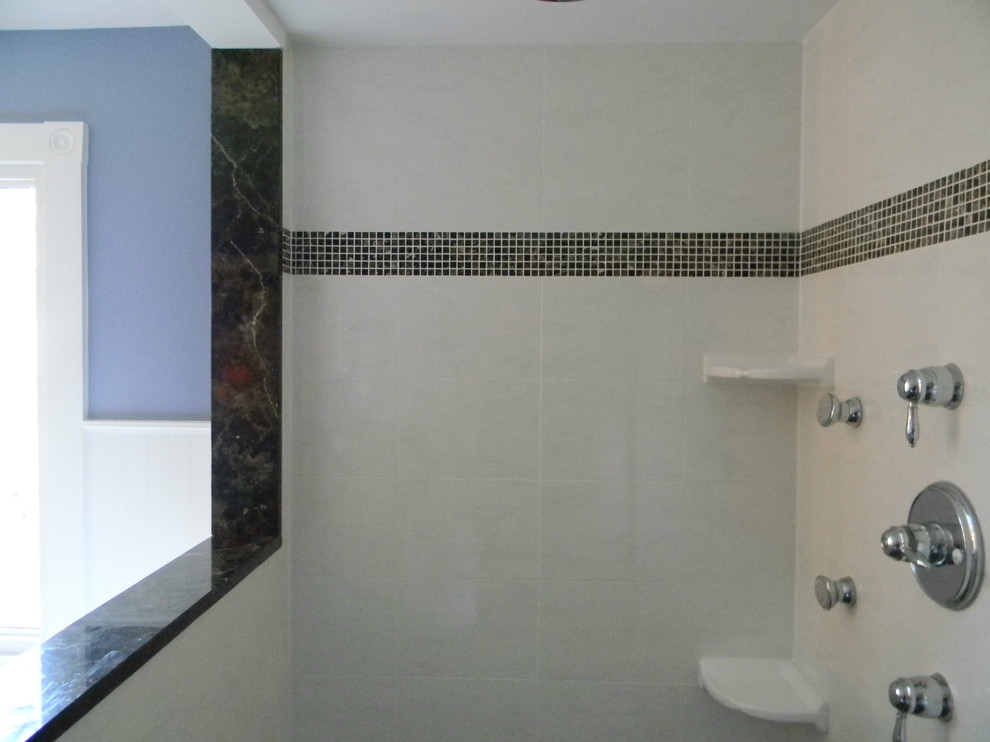 Foto på ett stort funkis en-suite badrum, med ett platsbyggt badkar, en öppen dusch, en toalettstol med separat cisternkåpa och blå väggar