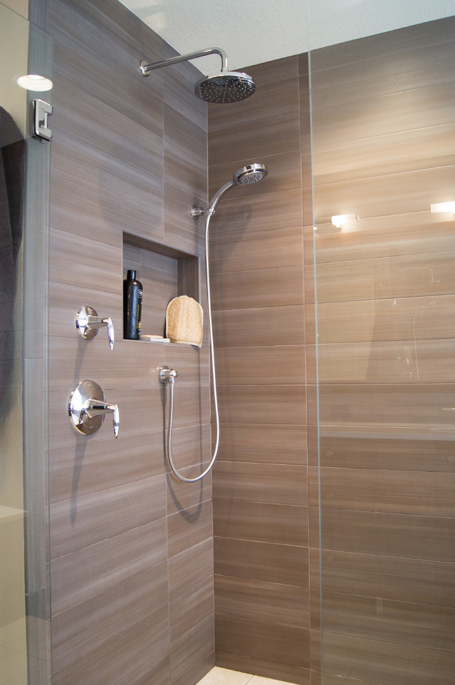 Esempio di una stanza da bagno minimal con piastrelle beige