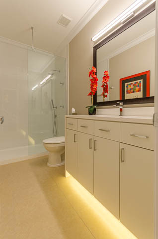 Foto di una stanza da bagno padronale moderna di medie dimensioni con ante lisce, ante bianche, vasca freestanding, doccia ad angolo, WC a due pezzi, pareti multicolore e lavabo sottopiano