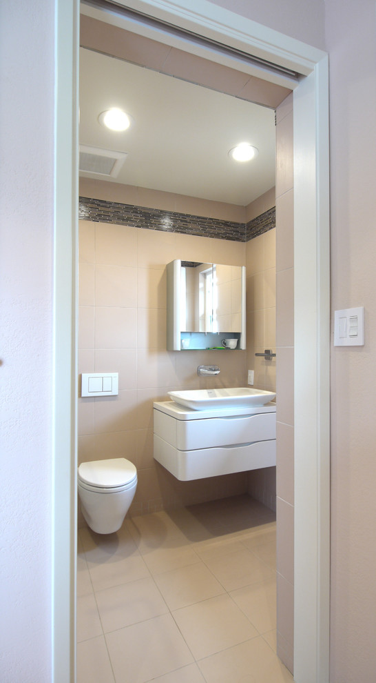 Idées déco pour une petite salle de bain principale moderne avec une vasque, WC suspendus, un carrelage beige, des carreaux de céramique, un mur beige et un sol en carrelage de porcelaine.