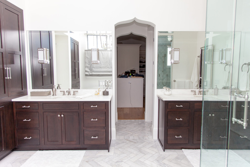 Пример оригинального дизайна: большая главная ванная комната в современном стиле с плоскими фасадами, угловым душем, раздельным унитазом, серой плиткой, белыми стенами, врезной раковиной, мраморной столешницей, темными деревянными фасадами, ванной на ножках, керамогранитной плиткой и полом из керамогранита