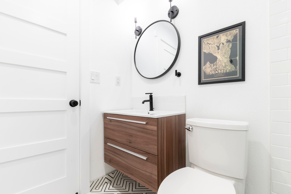 Свежая идея для дизайна: большая главная ванная комната в стиле модернизм с плоскими фасадами, белой плиткой, плиткой кабанчик, белыми стенами, полом из цементной плитки, монолитной раковиной, душем с распашными дверями и коричневыми фасадами - отличное фото интерьера
