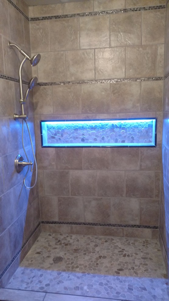 Esempio di una grande stanza da bagno con doccia minimalista con doccia alcova, piastrelle marroni, piastrelle in ceramica, pavimento con piastrelle di ciottoli, pavimento multicolore e doccia aperta