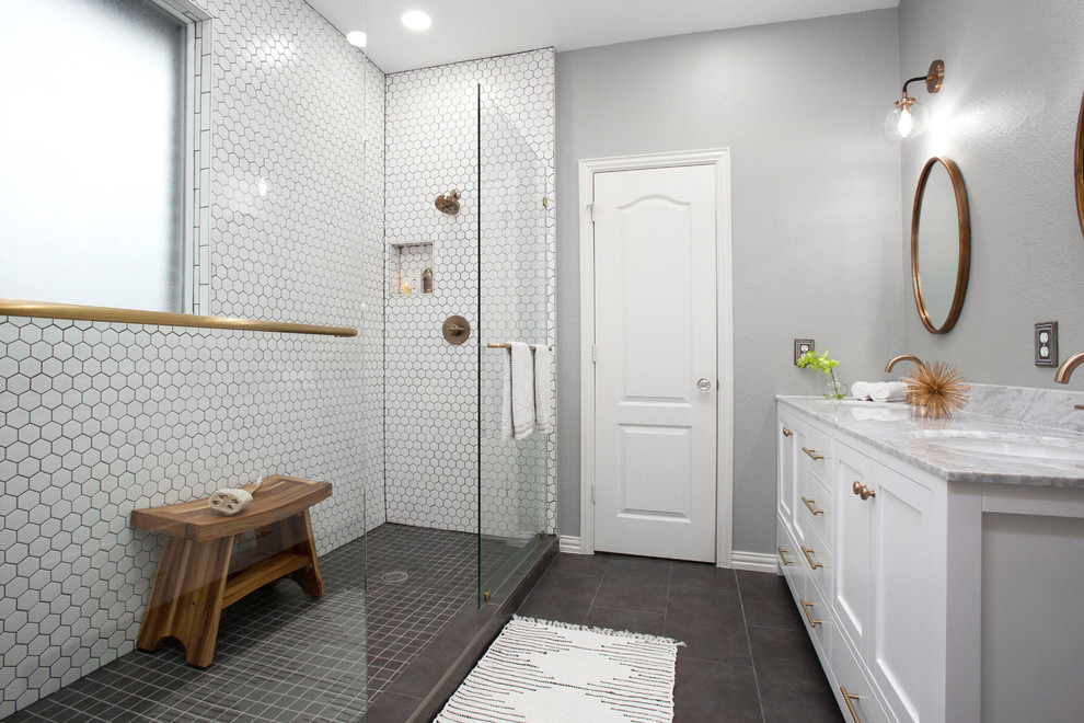 Cette image montre une petite salle d'eau minimaliste avec un placard à porte shaker, des portes de placard blanches, une douche double, un carrelage blanc, des carreaux de porcelaine, un sol en carrelage de porcelaine, un lavabo posé, un plan de toilette en marbre et un sol gris.